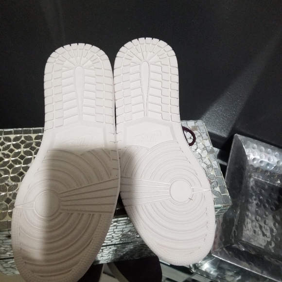 NWT Nike Air Jordan 1 Retro Bordeaux - Picture 4 of 5